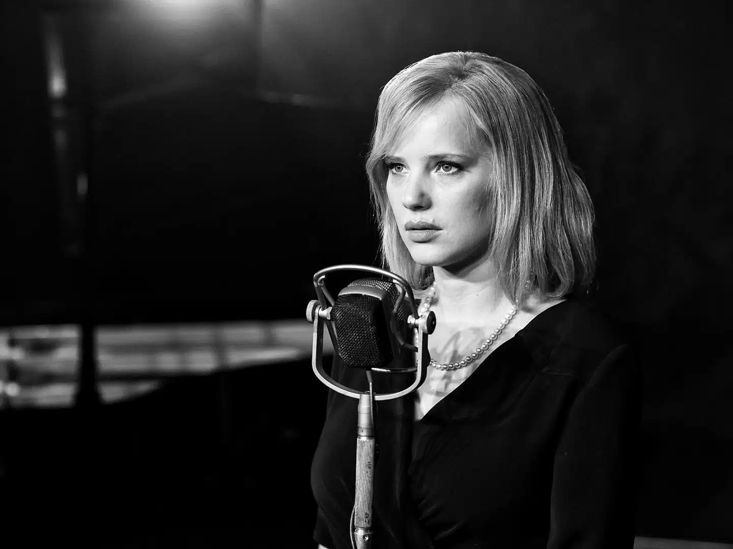 Sangfuglen Zula er et smukt, men farligt bekendtskab for pianisten Wiktor i »Cold War«.