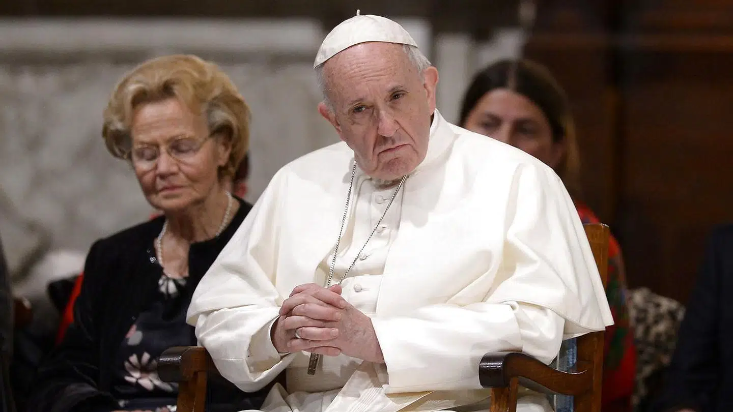 Paven har sagt farvel til to aldrende kardinaler, der begge i deres hjemlande – Australien og Chile – er involveret i sager om seksuelt misbrug af mindreårige.