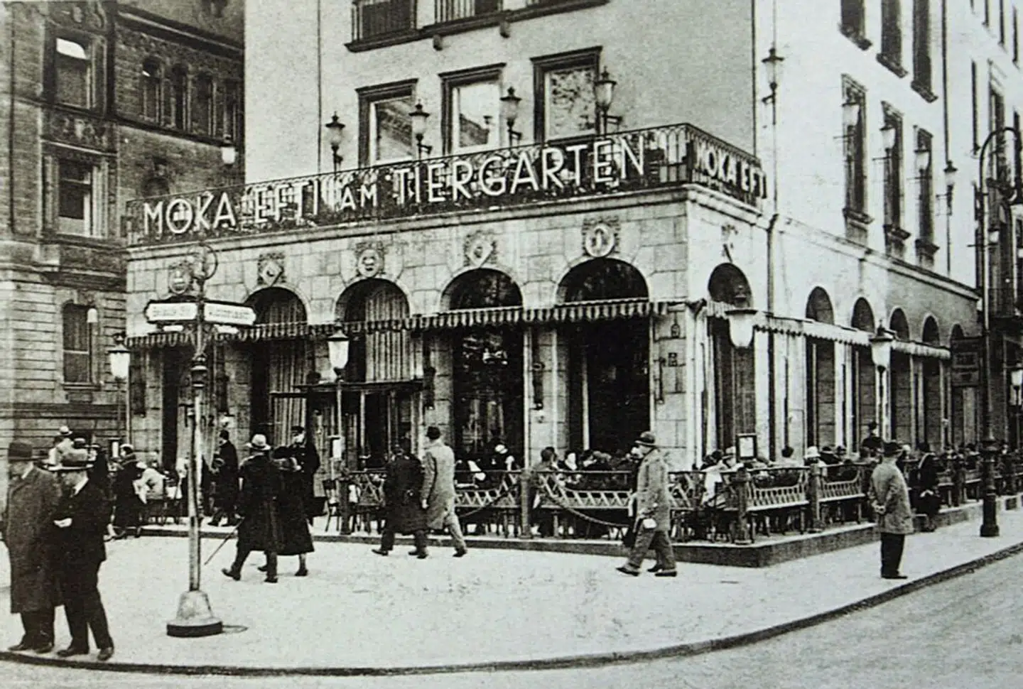 Danserestauranten Moka Efti danner rammen om flere scener i Babylon Berlin. Den fandtes i virkelighedens Berlin i slutningen af 20'erne og rummede både café, billiardsalon og danserestaurant. Foto: Wiki Commons