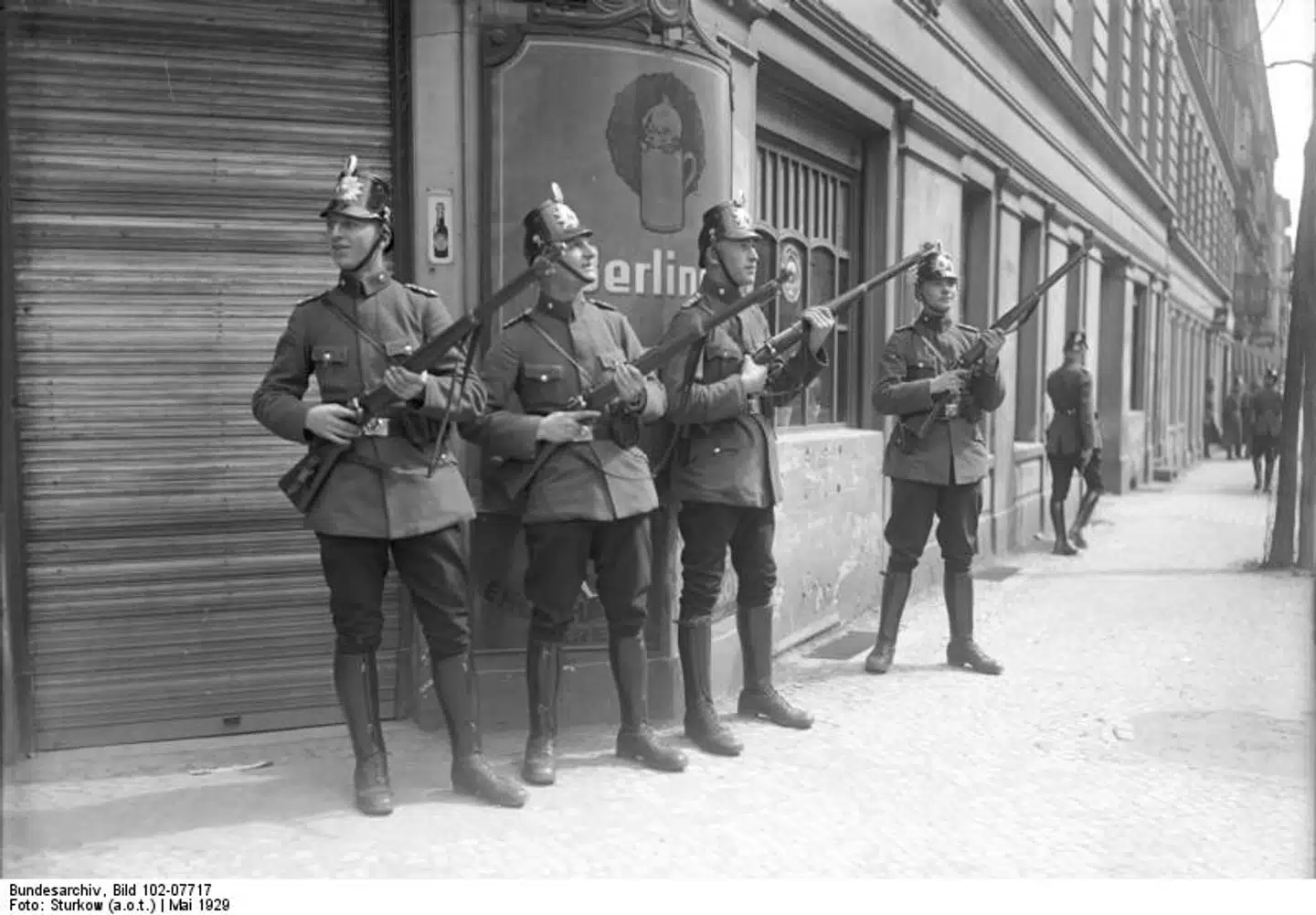 1. maj 1929 brød kommunister demonstrationsforbuddet i Berlin. Politiet ekskalerede konflikten med pansrede køretøjer og skød med skarpt mod civile. Det betød, at 122 mennesker mistede livet på det, der af tyskerne betegnes som 'Blutmai'.