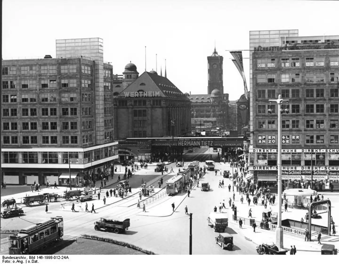 I 1929 var »Alex«, som pladsen kaldes i folkemunde, hele Berlins plads, men efter Anden Verdenskrig lå den i Østberlin.Foto: Wiki Commons.