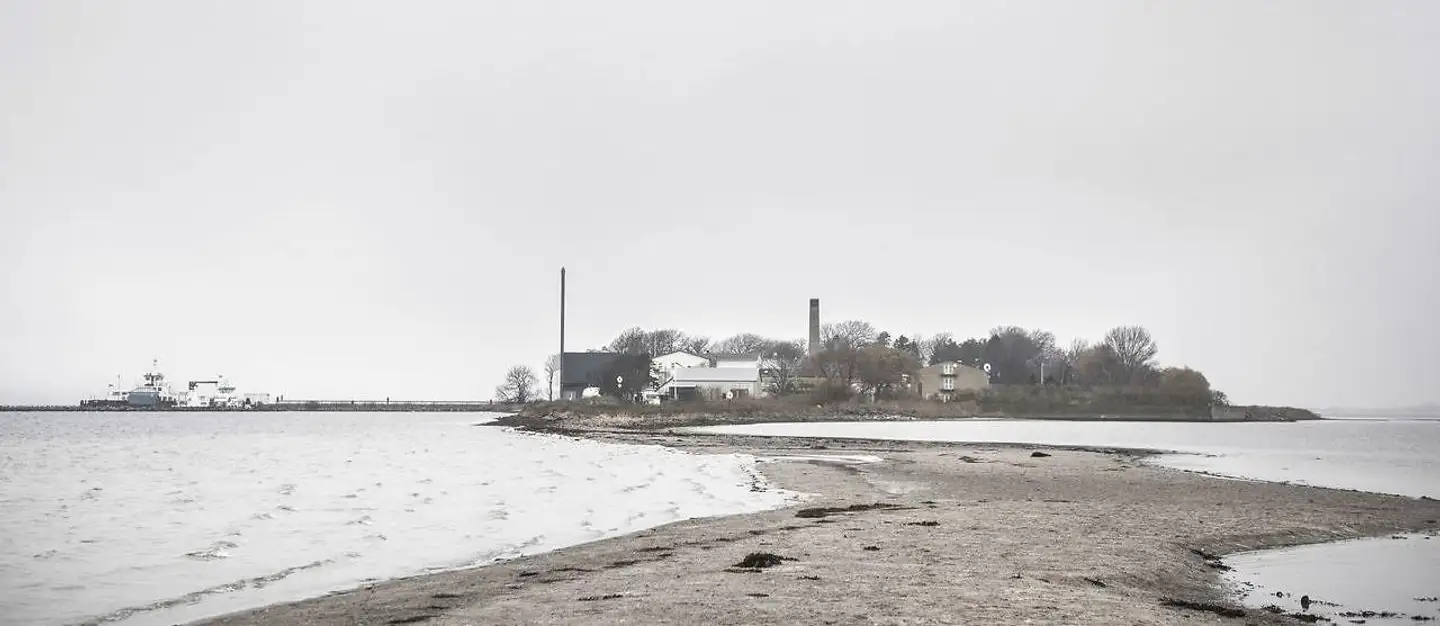 Siden 1926 har Lindholm været forsøgsstation og huser i dag dele af DTU Veterinærinstituttet, der blandt andet arbejder med beredskabet mod virussygdomme. Fra 2021 er det planen, at øen skal have et ganske andet formål.