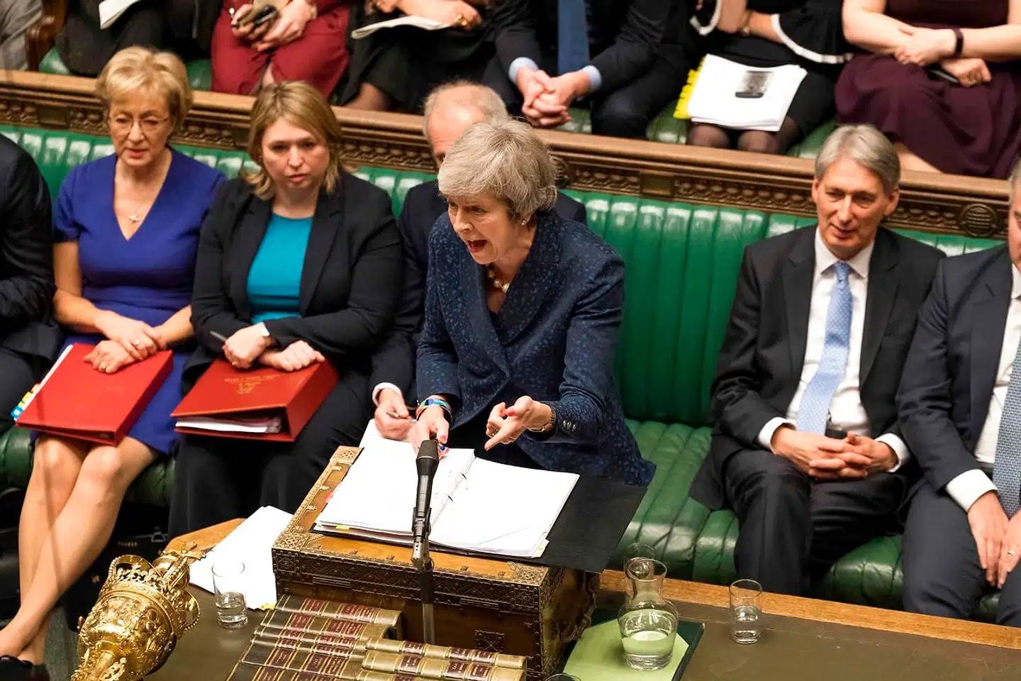 Den britiske premierminister Theresa May under onsdagens spørgetime. Bag hende på de konservative bænke er partifællerne begyndt at spekulere alvorligt på, hvem der vil venner og fjender i fremtiden.