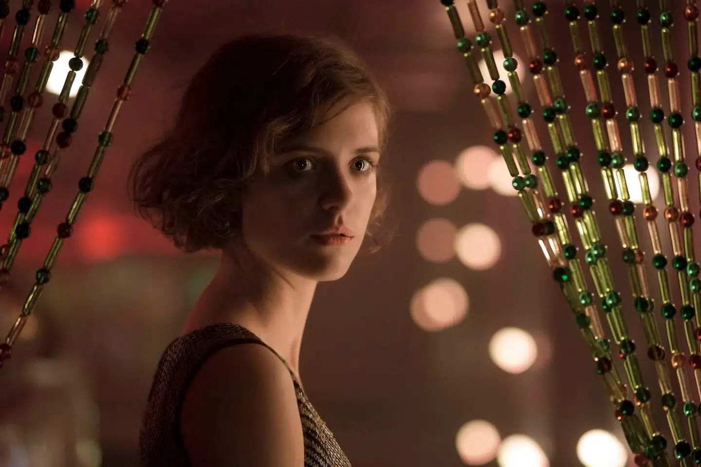 Liv Lisa Fries har den kvindelige hovedrolle som Charlotte Ritter og var indtil for nylig udvekslingsstudent i Kina - hvorfor hun også taler flydende mandarin! Foto fra »Babylon Berlin«