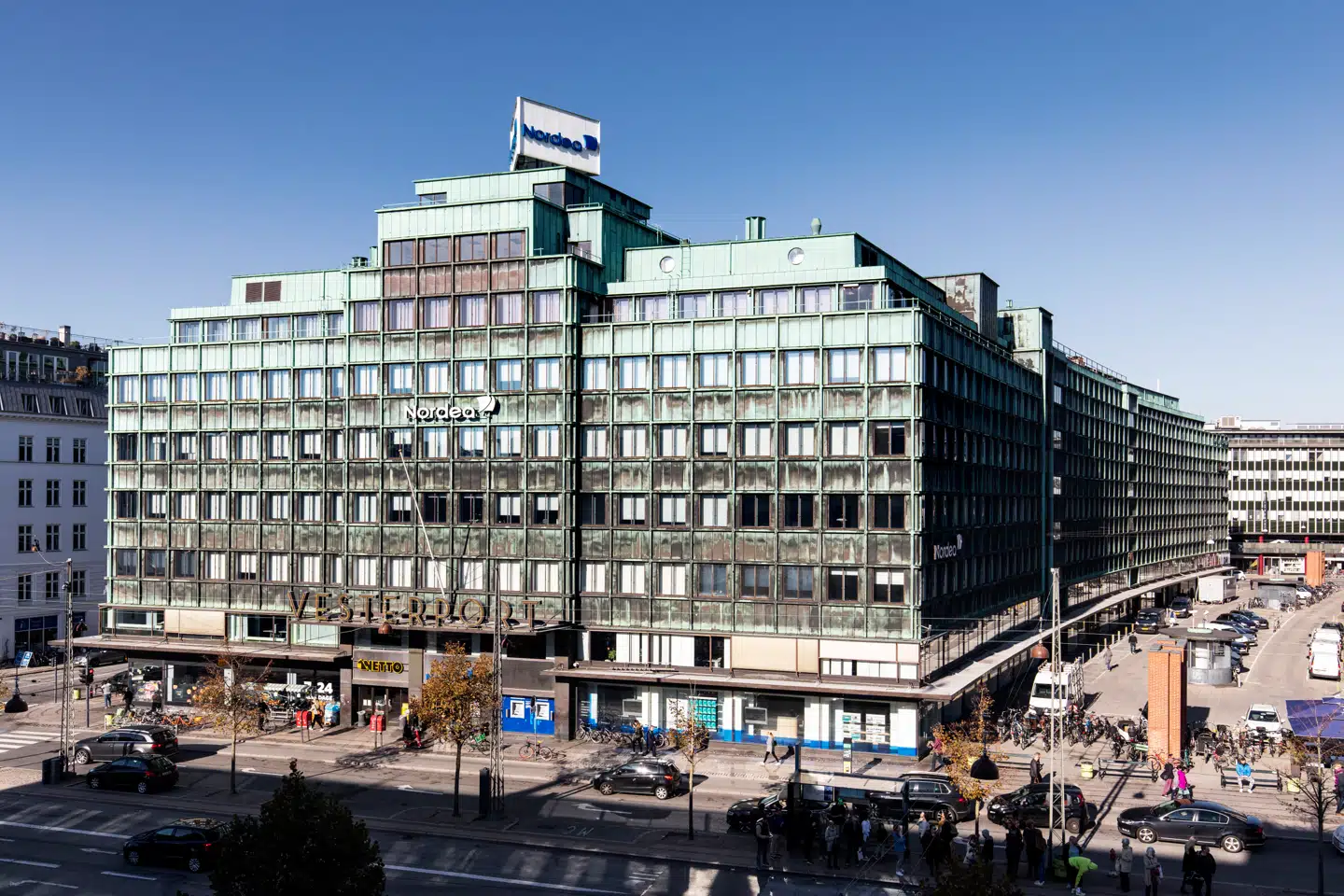 ”Ved Vesterport” er en af de ejendomme, som DEAS har fået ansvaret for med købet af Nordea Ejendomme. Ejendommen er over de seneste tre år blevet totalrenoveret og omdannet til en flerbrugerejendom. Ejendommen har fået nyt mødecenter, nye varme- og ventilationssystemer og et stort glasatrium med kantine. Se også billedet på forsiden af denne sektion. Foto: Tomas Bertelsen for PLH Arkitekter A/S