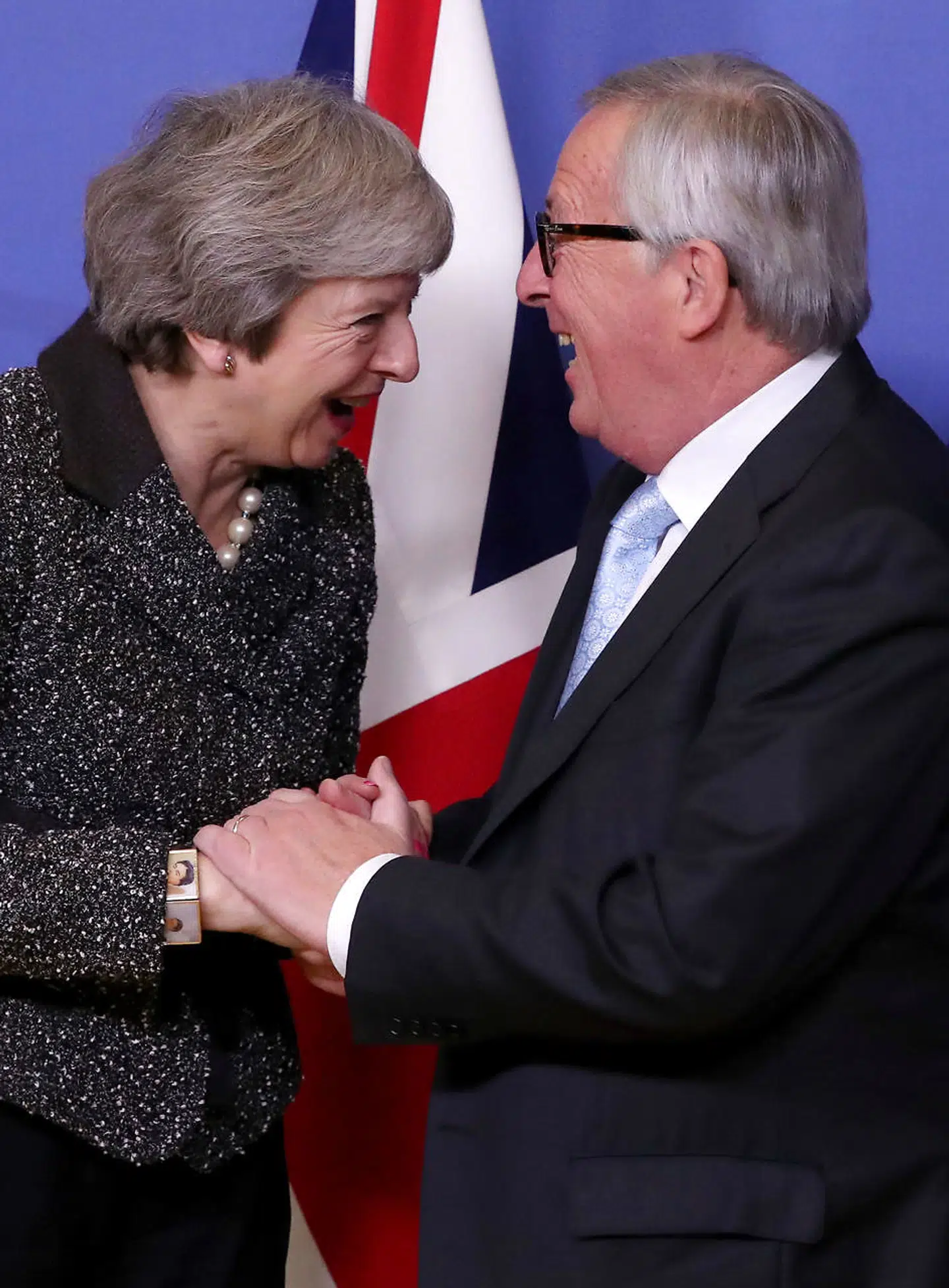 Sent tirsdag aften mødtes Theresa May med EU-kommissionens formand, Jean-Claude Juncker, i Bruxelles. Humøret var højt. Derefter fløj hun hjem til London, og op til midnat fik hun så besked om, at hendes parti nu var i oprør, og at hun onsdag skulle stille til mistillidsafstemning.
