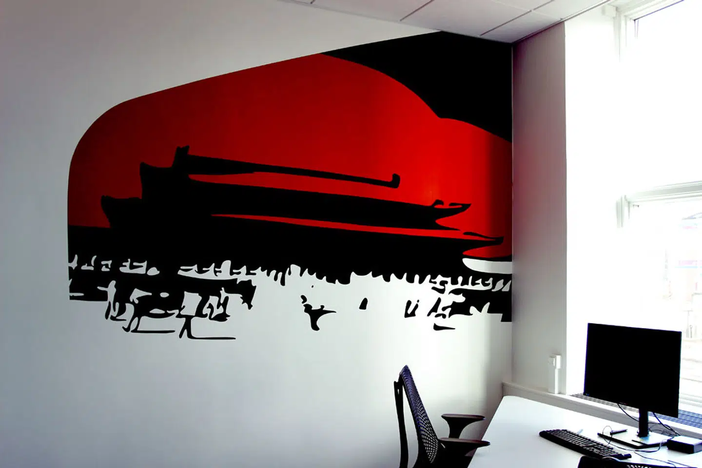 Kunstneren Jes Wind Andersen har udsmykket lokalerne i Akademikernes A-kasse gennem mange år. Væggene er malet, så man kan gå gennem hele verden. Det skaber dialog, siger han. Dette foto er udleveret til Berlingske af Jes Wind Andersen