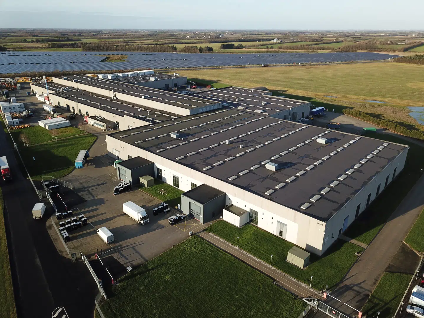 Det sydvestlige hjørne af landet har længe haft svært ved at tiltrække investeringer. Men da Siemens her i efteråret rykkede ud af Mærsks gamle containerfabrik i Tinglev, var det muligt meget hurtigt at finde en nye lejer, så der efter en ombygning vil være aktivitet i lokalerne igen til januar. PR-foto: Nybolig Erhverv