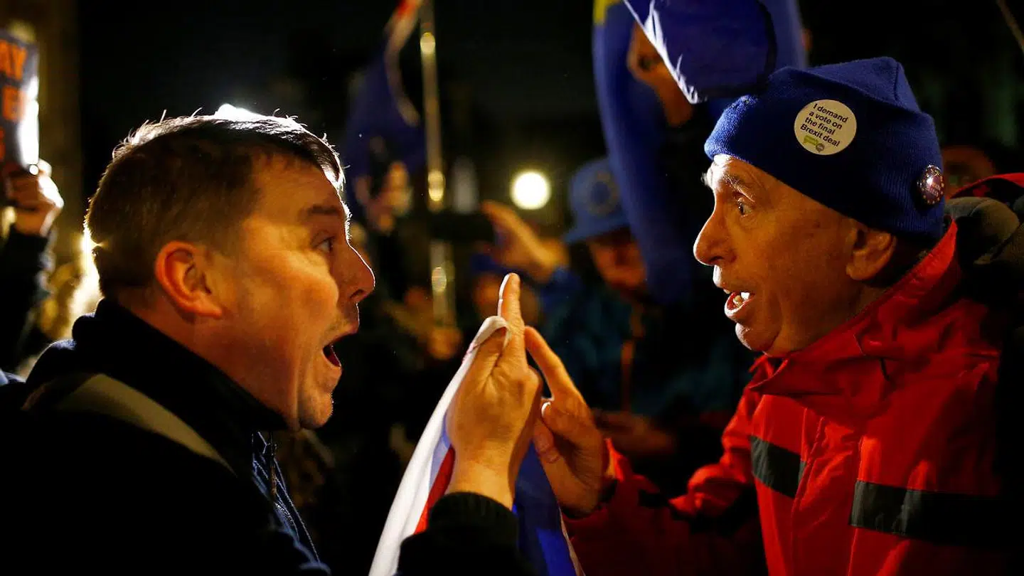 Situationen i Storbritannien fortalt af to aktivister – den ene for Brexit, den anden imod – i de tidlige morgentimer foran Parlamentet i London.