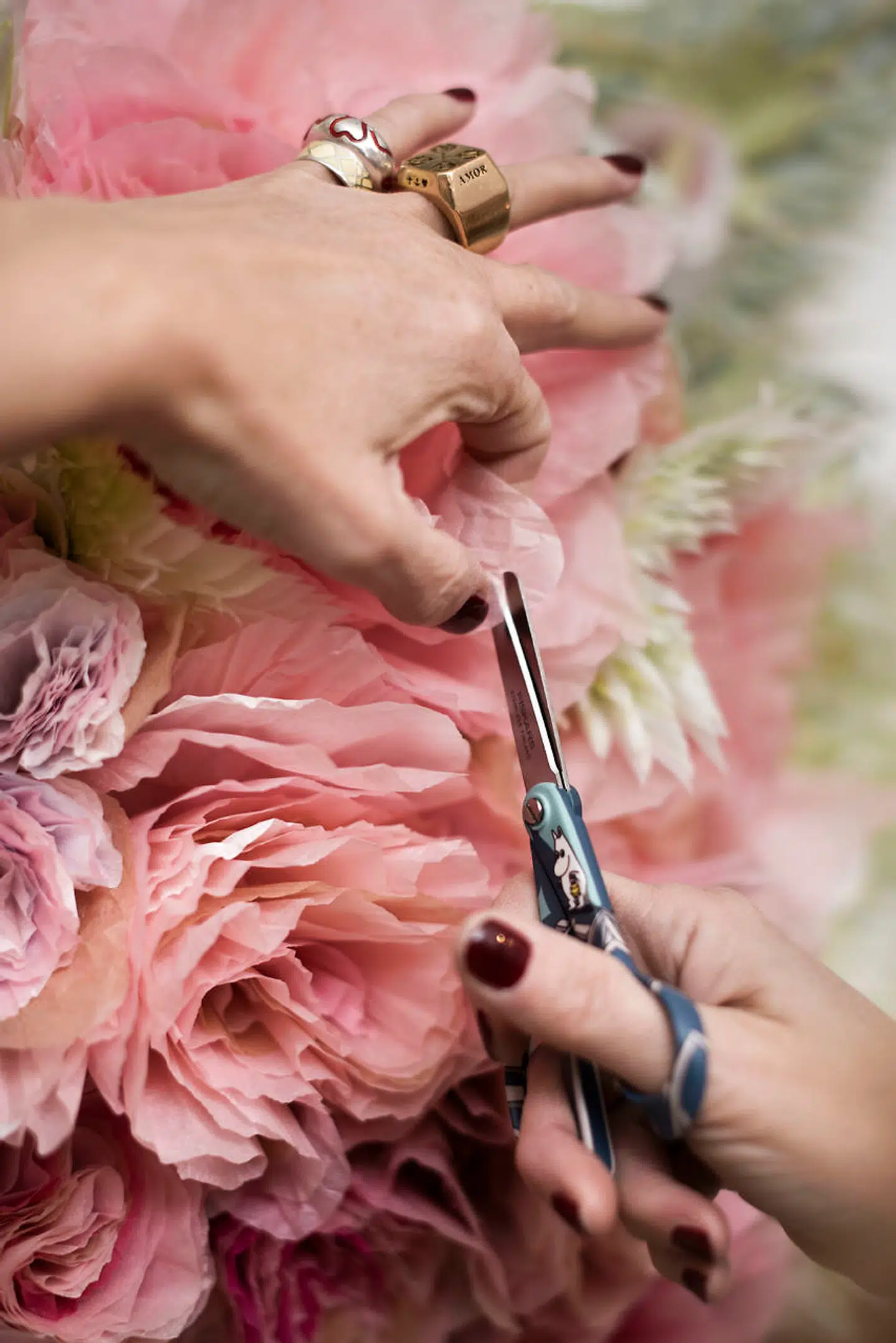 » Det jyske kan man ikke pille ud af mig. Jeg elsker vores velfærdssamfund, men jeg er glad for, at jeg er vokset op med almuens arbejdsmoral og den protestantiske tradition. Mine forældre viste mig, at du skal omhyggelig og grundig.Det bedste jeg har fået med hjemmefra er, at jeg skal gøre mit arbejde ordentligt og være flittig« - Marianne Eriksen Scott-Hansen, kunsthåndværker.