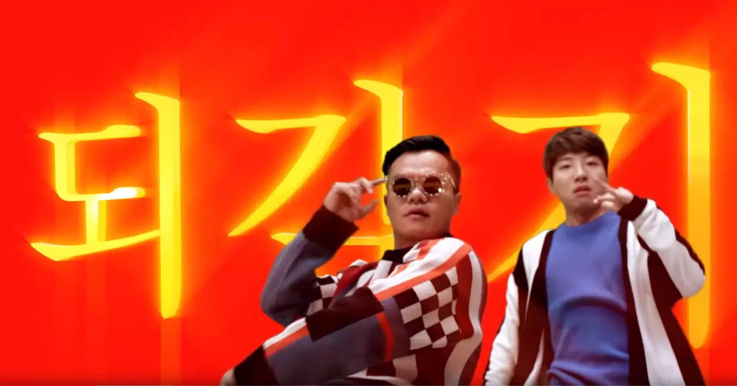 »Vi skal også have noget K-pop med« er en bogstavelig replik i videoen. Så der er K-pop med. Og Fortnite. Det er det, de unge vil have.