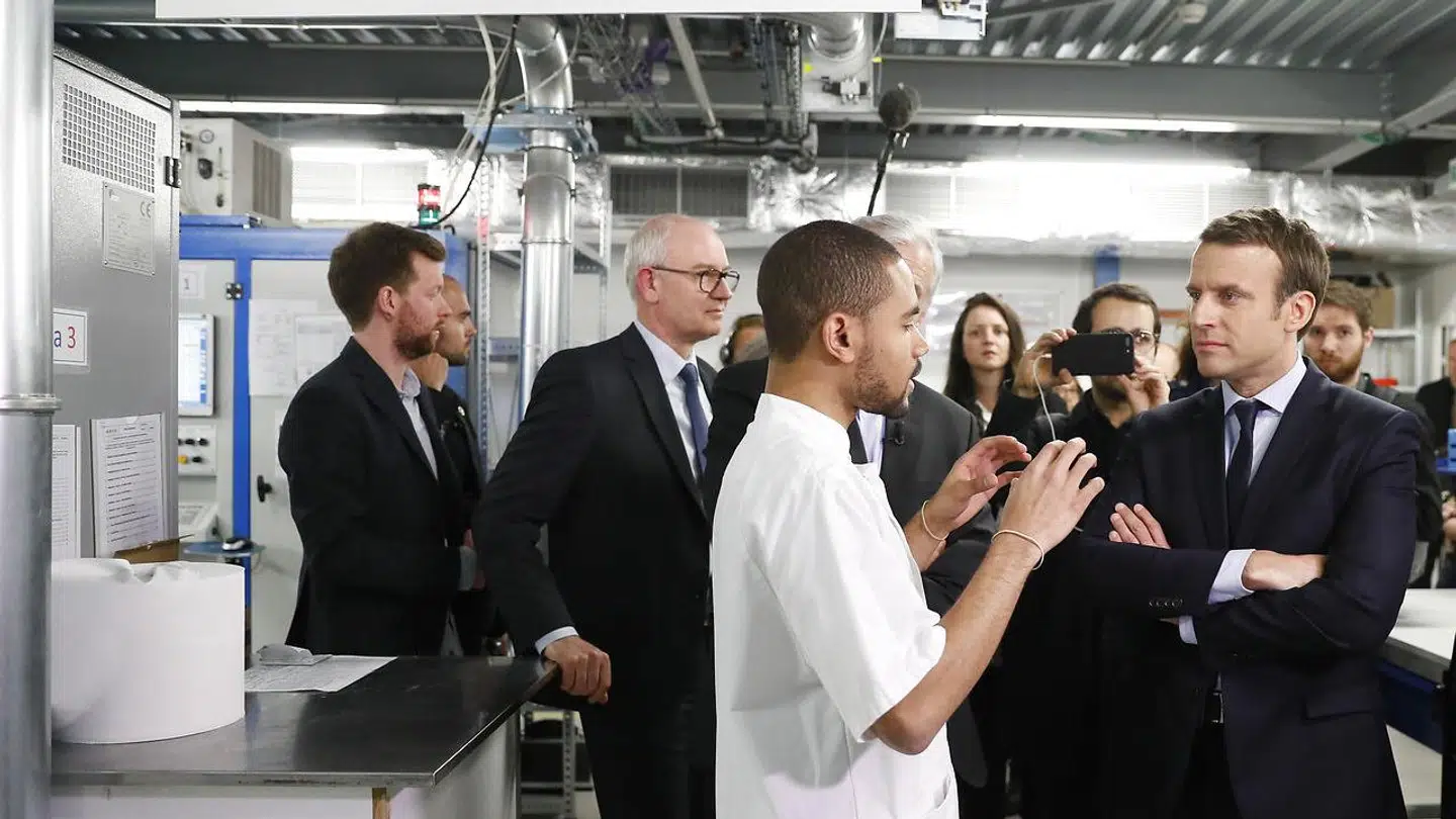 Frankrigs præsident, Emmanuel Macron, gav mandag aften en række løfter til de laveste indkomstgrupper i et forsøg på at dæmpe gemytterne efter fire ugers national uro med »de gule veste« i front.