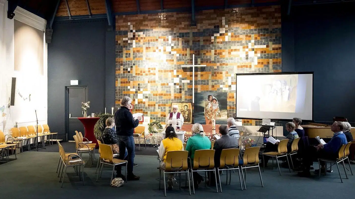 Natlig salmesang i den hollandske hovedstad. Fotografi fra marathongudstjenesten i Haags Bethelkirke.