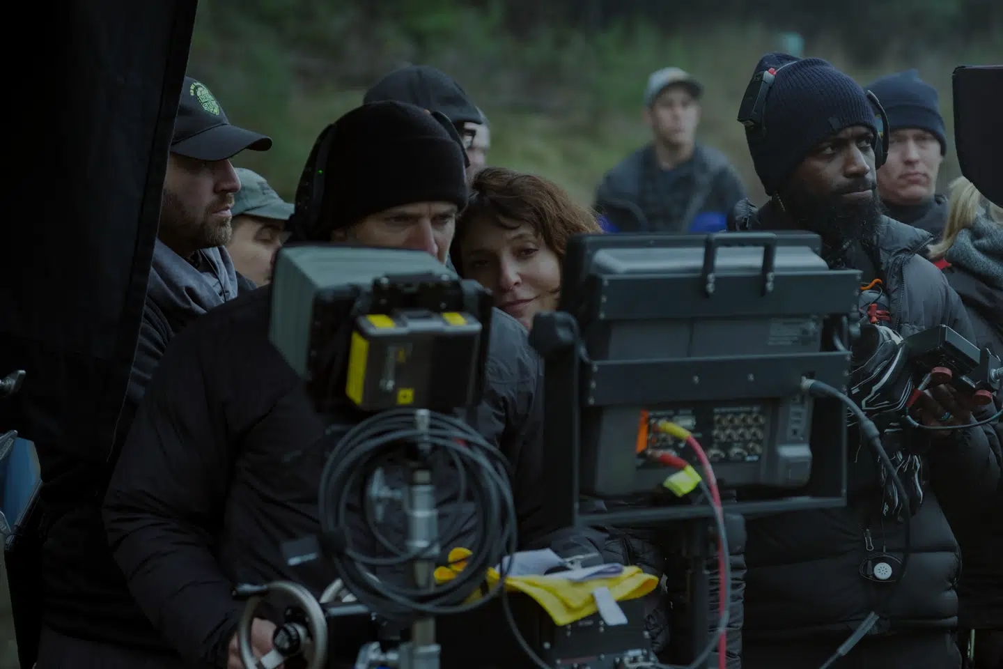 Susanne Bier (i midten) på optagelse med »Bird Box«, hendes første film for Netflix.