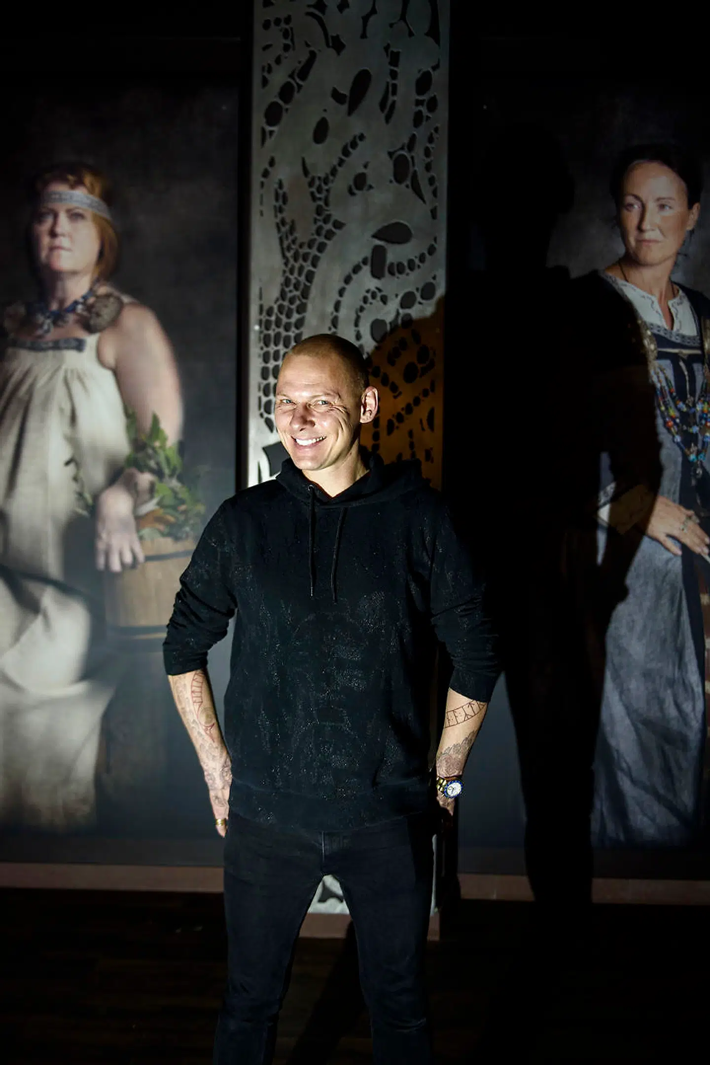 Jim Lyngvild har på amatørplan i mange år beskæftiget sig med vikingetiden. Hans hus på Sydfyn er bygget i vikingestil og hedder »Ravnsborg«.