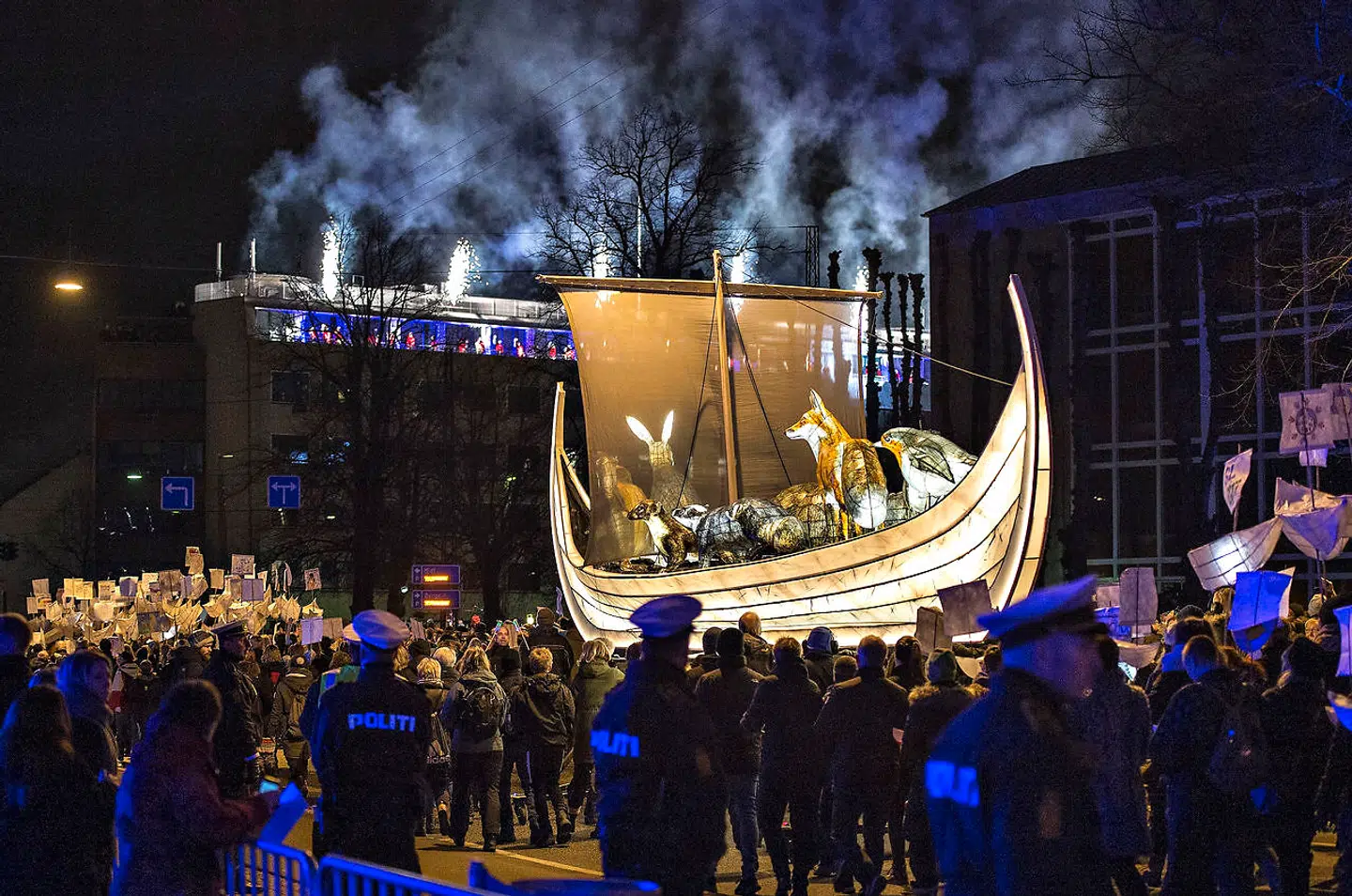 Den storslåede åbningsceremoni med lysende vikingeskibe skibe i optog gennem Aarhus' gader blev overværet af ca. 76.000 tilskuere. Knap et år senere trak kulturårsfinalen kun 23.000 mennesker af huse.