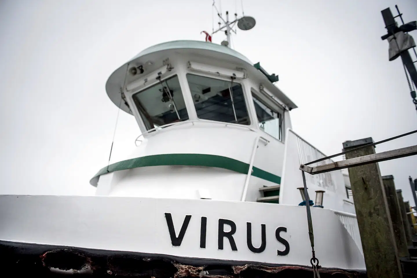 I malstrømmen på den dehumaniserende designerpolitik, opfinder politikere en ø, hvor mennesker, der har udstået deres straf, men ikke kan hjemsendes pga. risiko for tortur eller dødsstraf, skal bo. En ø med smitterisiko, og en ø med få, men meget dyre færgeovergange. Foto: Mads Claus Rasmussen/Ritzau Scanpix