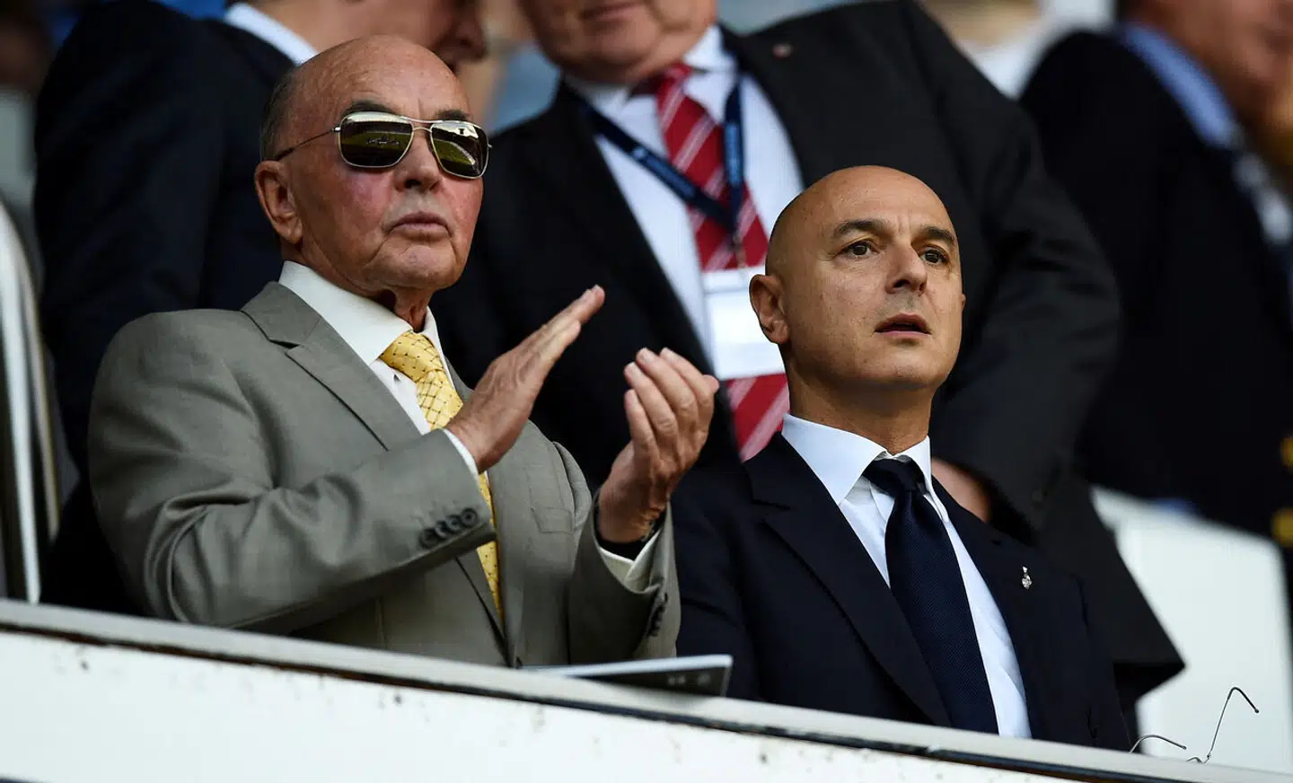 Joe Lewis, til venstre, sammen med bestyrelsesformanden i den britiske fodboldklub Tottenham Hotspur, som Lewis ejer, Daniel Levy.