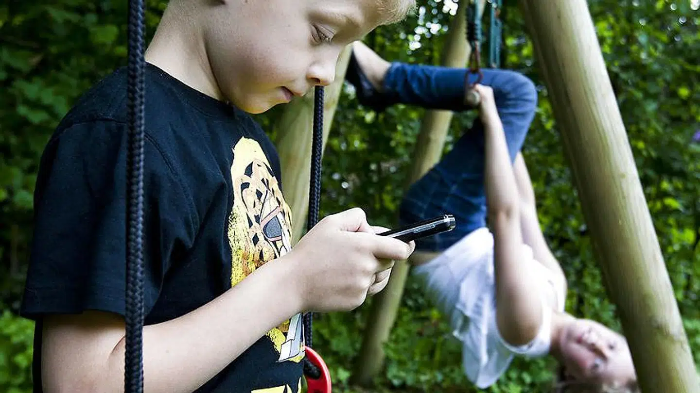 Sammenligner man med børn og unge i andre europæiske lande, er danske 11-15-årige børn ifølge HBSCs skolebørnsundersøgelse væsentligt mindre sammen med deres venner fysisk. Men trods den hurtige stigning fra fysisk til virtuelt samvær finder forskningen ikke, at børn og unge af den grund mister fortroligheden med deres venner. Det konkluderes derfor, at »ændringen i samværsform ikke nødvendigvis har betydning for kvaliteten af børns relationer til jævnaldrende«.