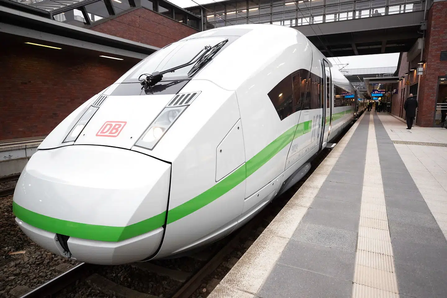 Medarbejdere i Deutsche Bahn har indledt ni timers strejke mandag i protest mod ledelsen.