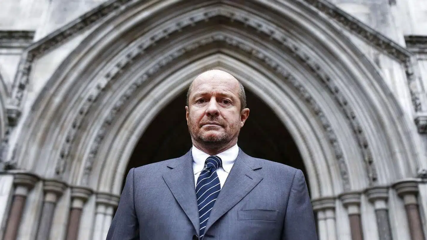 Her ses Scot Young, nogle få år før han styrtede i døden – fotograferet foran High Court i London. Han og hans ekskone, Michelle, var hovedpersoner i den længste skilsmissesag i britisk retshistorie. Retssagen afdækkede et labyrintisk spor af forbindelser til russiske gangstere og politikere.