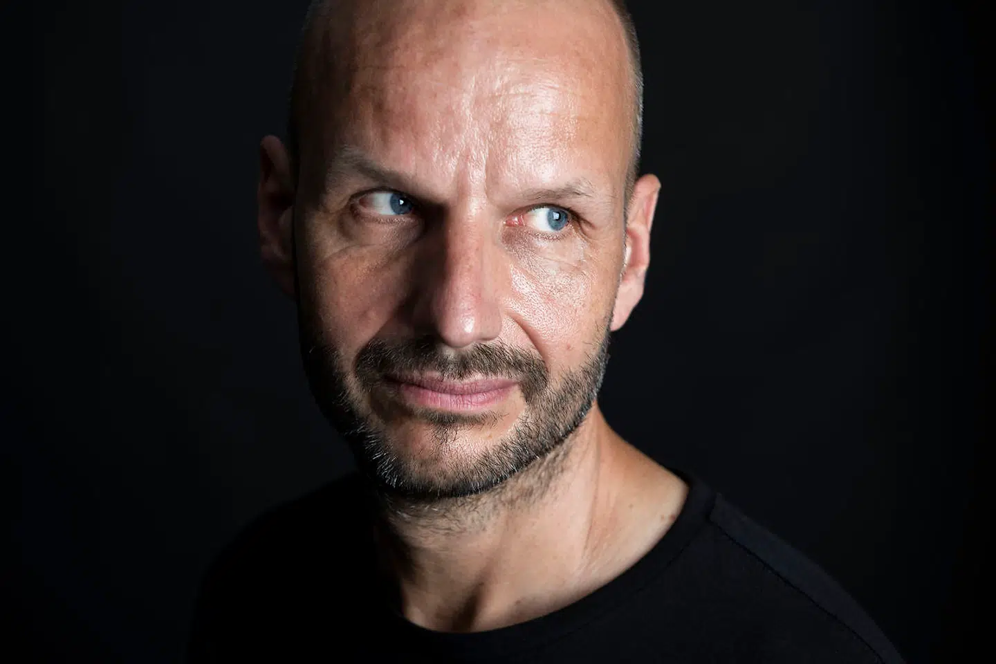 Kunstneren Jakob Jakobsen, der har lavet et kunstværk bestående af en masse A4-ark, der hver især annoncerer forskellige danske politikeres død. Eksempelvis "Lars Løkke Rasmussen er død."