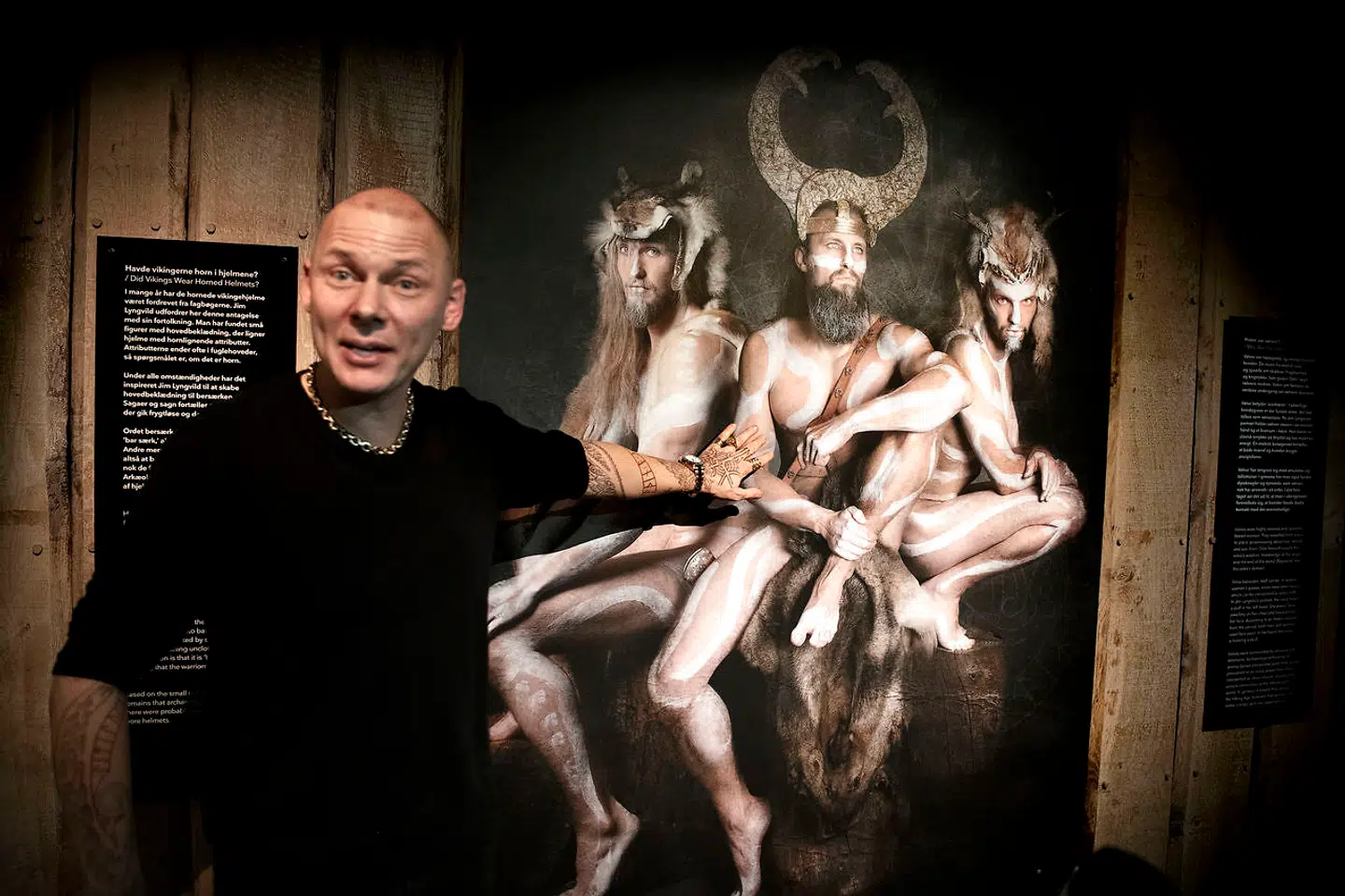 Jim Lyngvild med det kontroversielle fotografi af tre nøgne vikinger. Jim Lyngvild og Rane Willerslev åbner udstillingen Meet the Vikings på Nationalmuseet i København, mandag den 26. november 2018.
