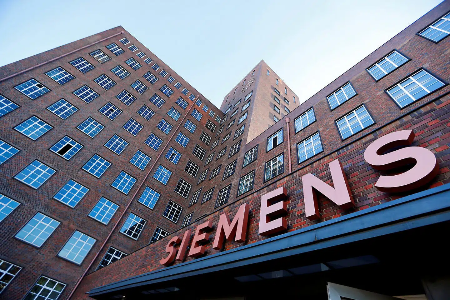 Siemens' logo pryder bygninger i Siemensstadt i Berlin. Aktieinfo har set på selskabets aktie og anbefaler at være forsigtig med at købe. Arkivfoto: Hannibal Hanschke/Reuters
