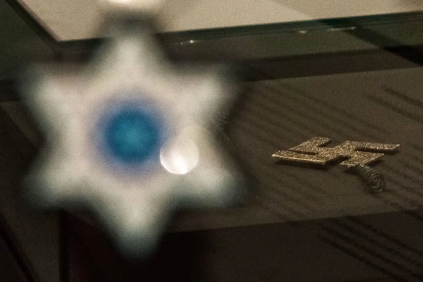 Rør blot ikke ved min gamle jul, synger vi i Danmark. Men alligevel ændrer julen sig over tiden. Det gælder også i Tyskland, hvor det historiske museum på boulevarden Unter den Linden i Berlin har åbnet dørene for en udstilling om tysk julepynt. De tyske juletræer med alt fra jødiske symboler over pikkelhuen til hagekorset giver et indblik i tysk historie og tidsånden.