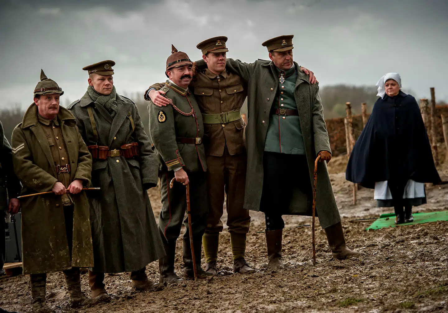 De færreste soldater troede, at de skulle tilbringe julen 1914 ved fronten. »De er hjemme til jul,« var et fast udtryk i mange lande. Alene i de første fem måneder af 1914 døde 140.000 tyske soldater. Ved fronten modtog de tyske soldater et lille fold ud-juletræ hjemmefra. I julen 1914 spillede soldaterne fra begge sider af krigen sågar fodbold mod hinanden. »Julefredskampen« er flere gange blevet markeret såsom i december 2014.