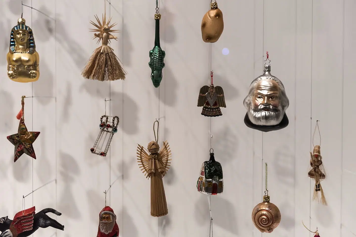 I nutidens Tyskland kan man også få øje på buddha eller Karl Marx, når man går rundt om træet. Det fremgår af udstillingen på det historiske museum om julepynt.