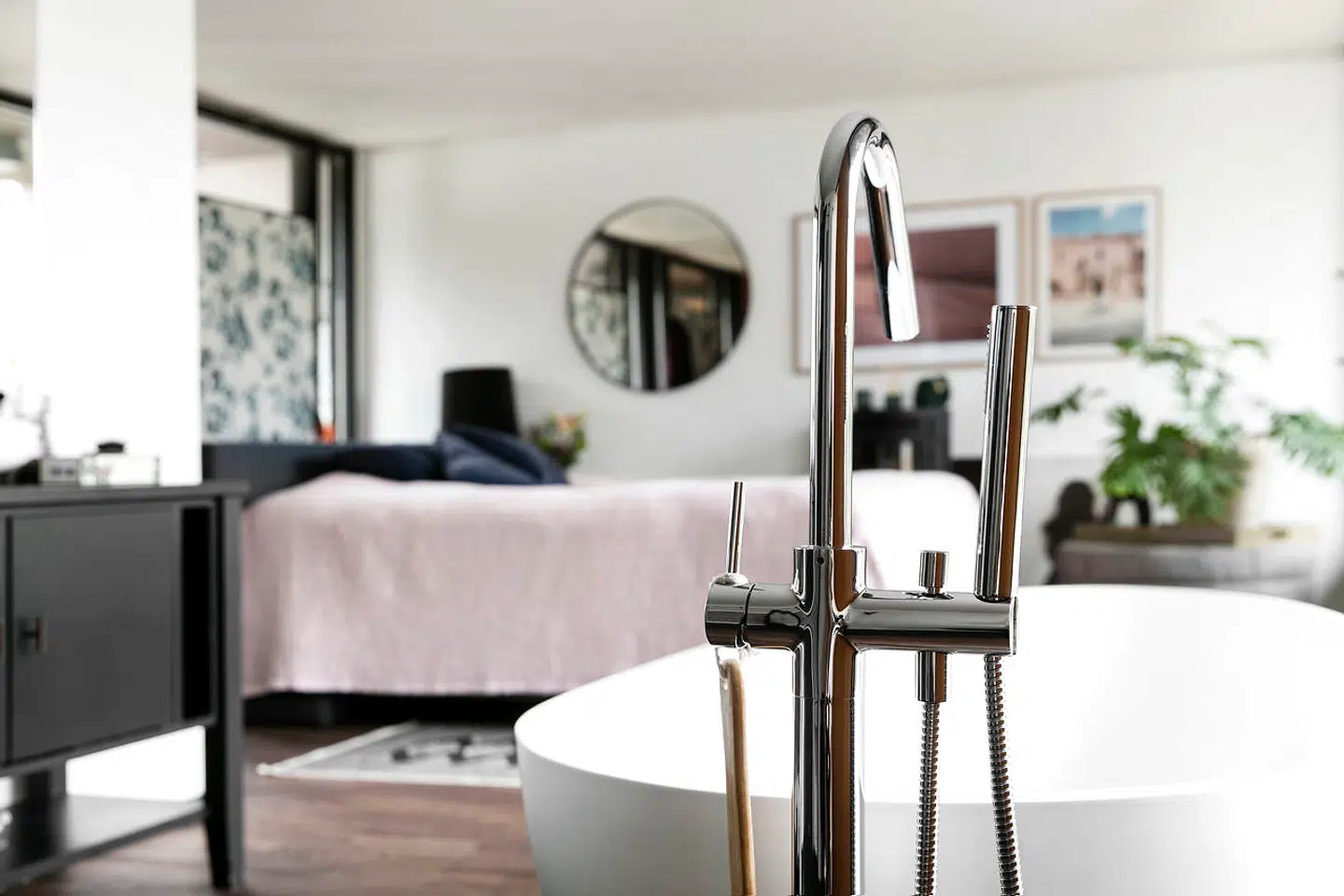 At integrere badeværelse i soveværelset kræver disciplin, så løsningen er klart mest anbefalelsesværdig til ordensmennesker.