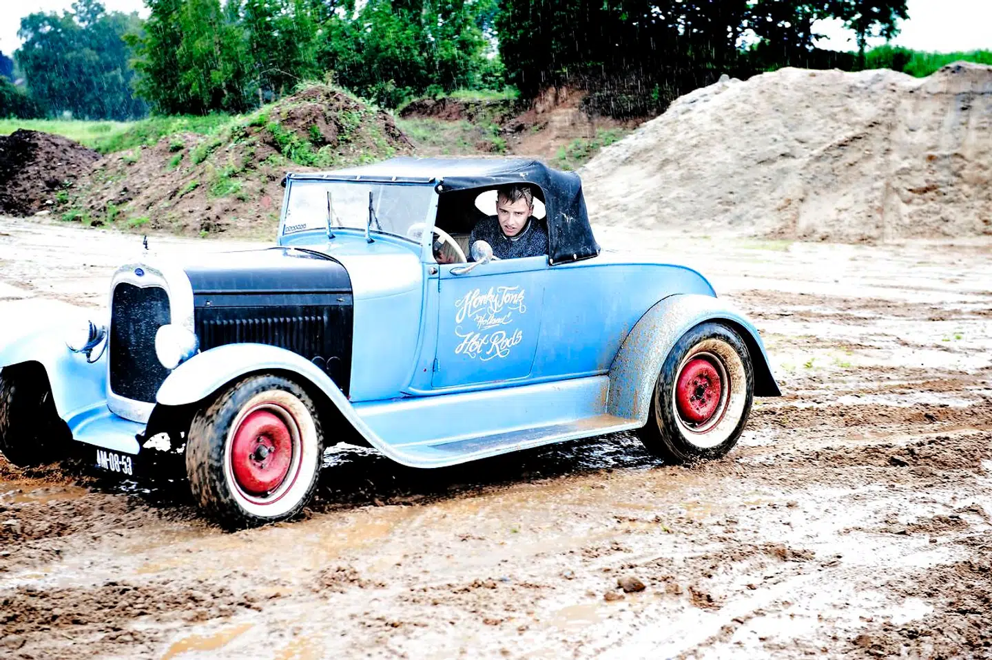Hot rods voksede sig stort som fænomen i 1950erne, hvor krigsveteraner og actionjunkier monterede stærke V8-motorer i sænkede karosserier fra mellemkrigstiden. Med muskelbilernes fødsel i 1960erne fik entusiasterne endelig et fabriksnyt alternativ til hot roden.