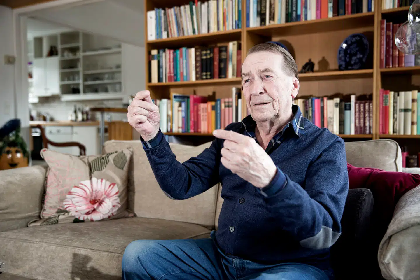 Henrik Marstal har sat sig grundigt ind i tingene, og det er langt henad vejen sjovt at læse om Benny Andersen i biografien, der dog også har trættende elementer. Fx. gider Berlingskes anmelder ikke høre om Marstals otte måneder gamle søn.