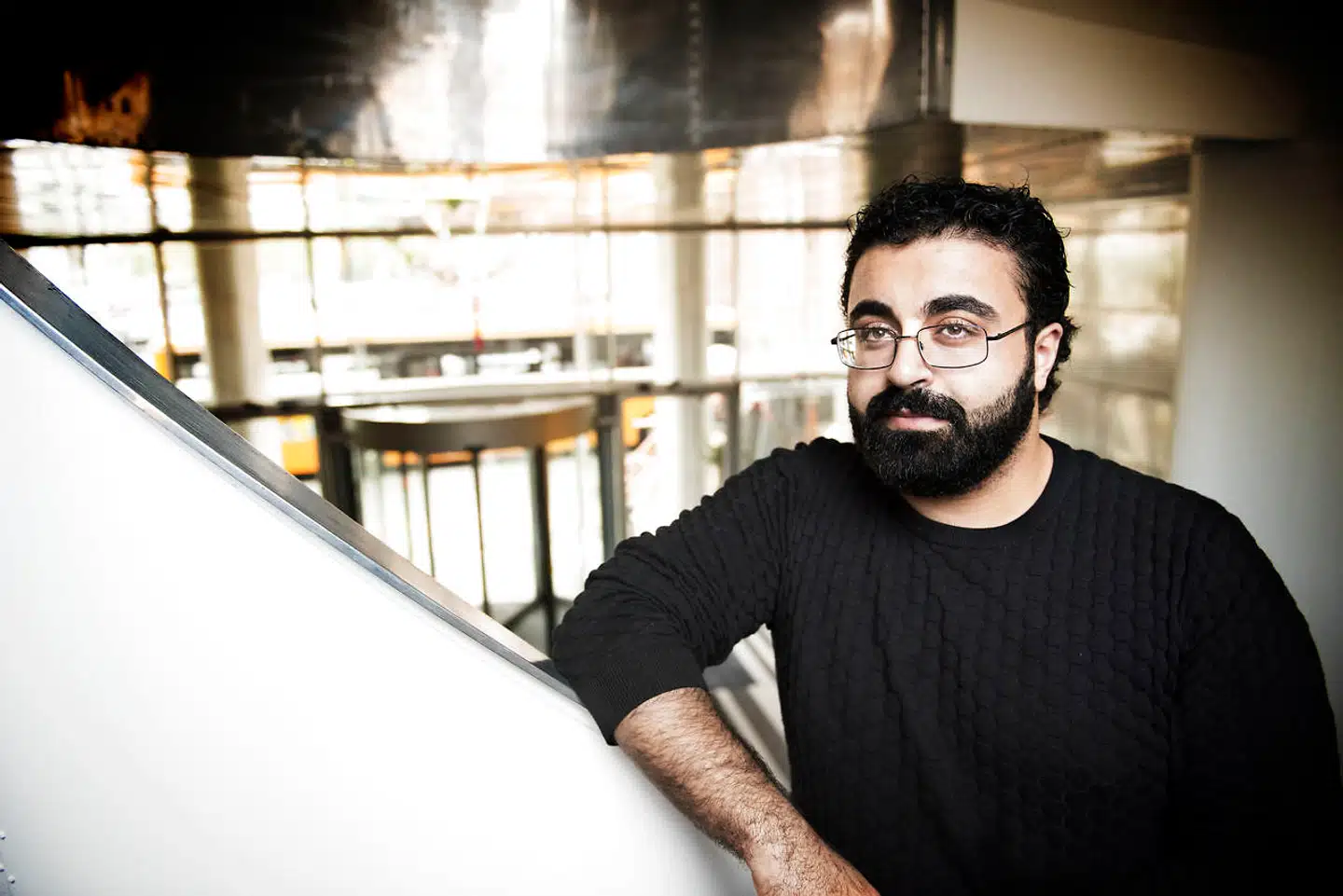Da Ahmad Mahmoud var barn, ville hans forældre have, at han skulle blive hjernekirurg. Men for det første har han det dårligt med blod. For det andet er han ordblind.