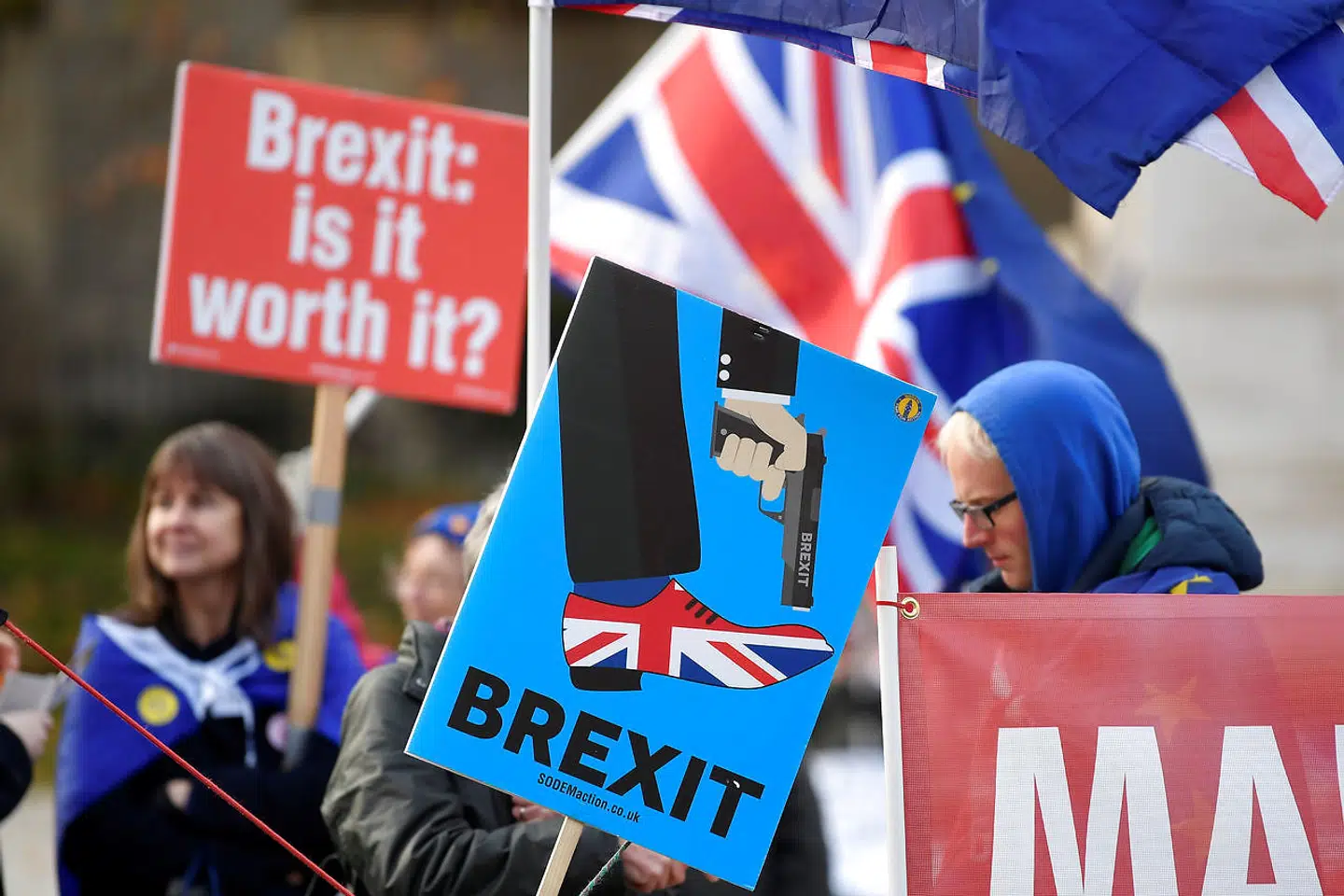 To et halvt år efter folkeafstemningen er Brexit-debatten for alvor eksploderet i Storbritannien. Den langtrukne debat i Underhuset frem mod den afgørende afstemning tirsdag bliver fulgt af »Leavers« og »Remainers« udenfor.