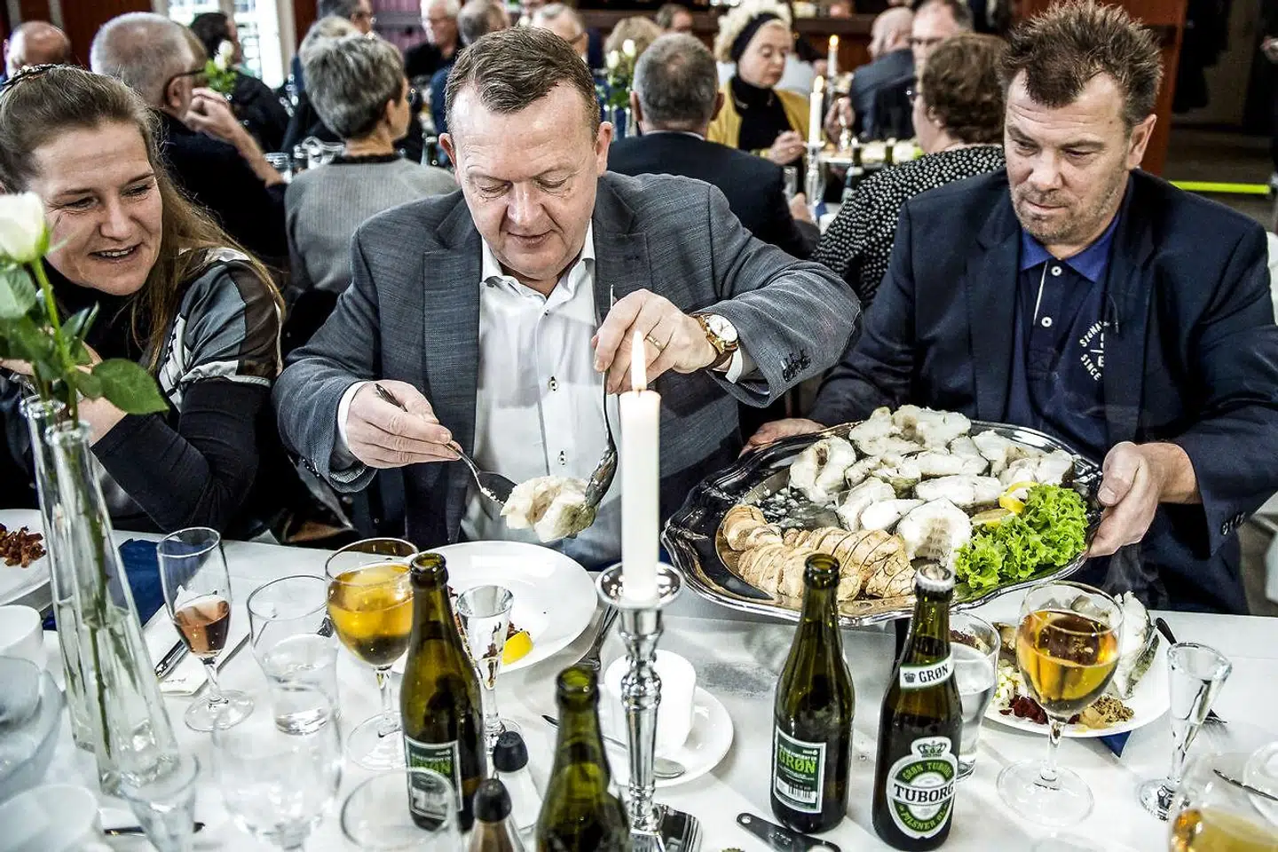 Lars Løkke Rasmussen blev kritiseret, da det kom frem, at man kunne købe sig til opmærksomhed hos statsministeren (som privatperson) ved at donere penge til Løkkefonden. Her ses statsministeren til torskegilde med fiskeskipper John Anker Hametner fra Thyborøn.