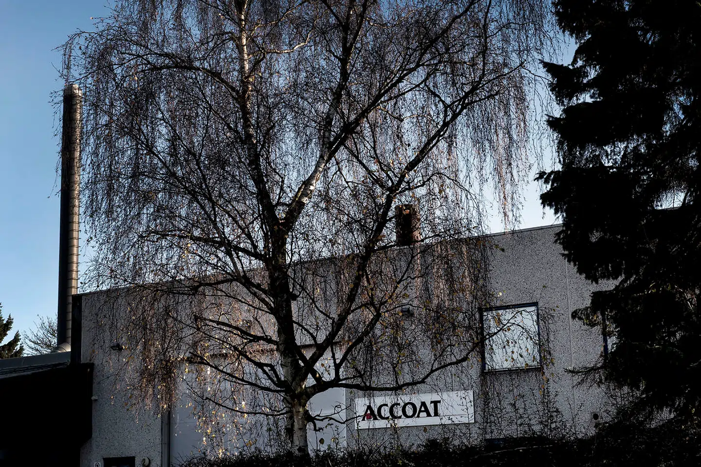 Virksomheden Accoat har eksisteret siden 1969. I 2017 udfasede virksomheden brugen af det kræftfremkaldende stof krom-6. Accoat har også en produktion i Brasilien.