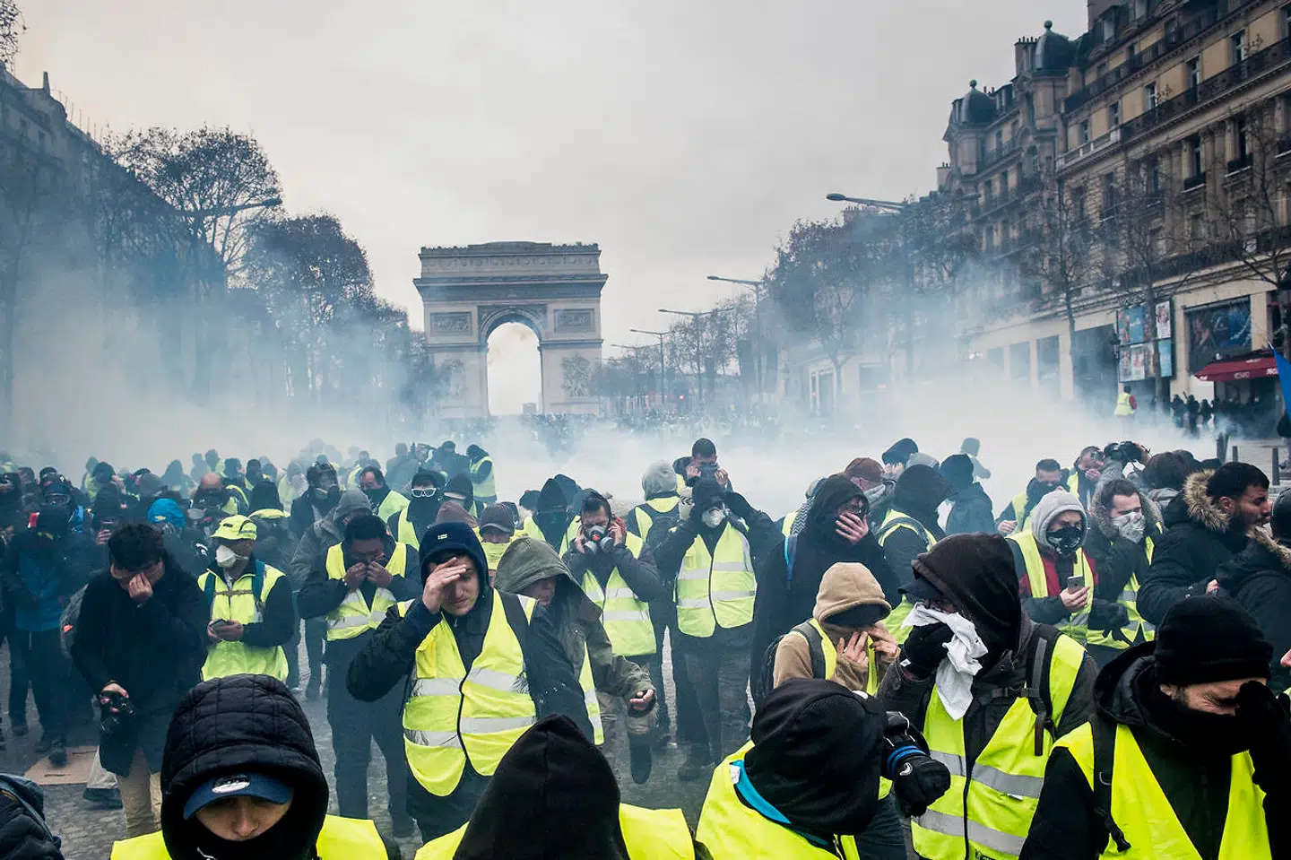 Protestbevægelsen Gule Veste demonstrerer omkring Triumfbuen i Paris. Den franske nationalsang lyder, mens tåregasgranater bliver skudt afsted fra et presset fransk politi. Foto: Asger Ladefoged