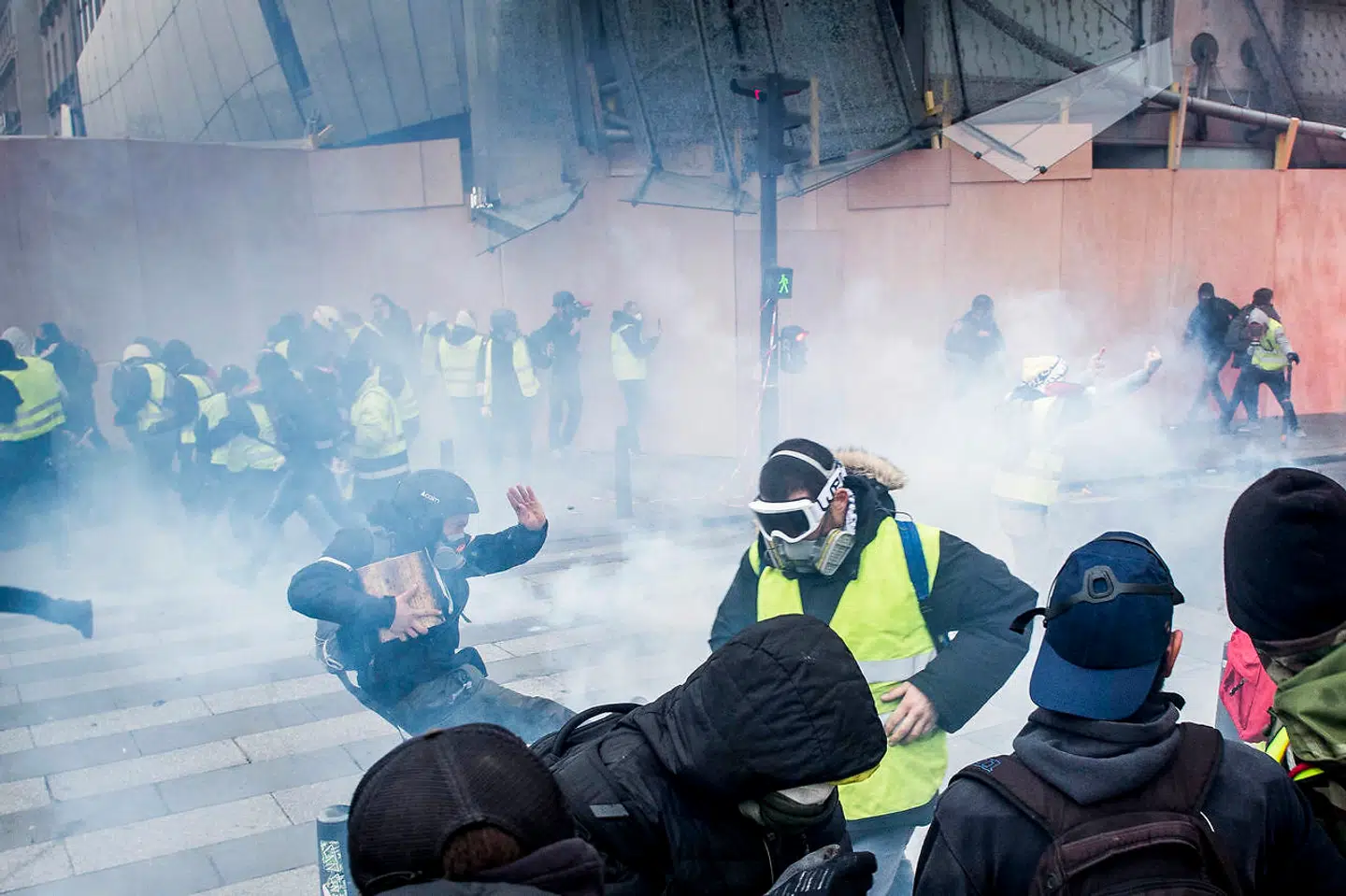 Protestbevægelsen Gule Veste demonstrerer omkring Triumfbuen i Paris. Den franske nationalsang lyder, mens tåregasgranater bliver skudt afsted fra et presset fransk politi.