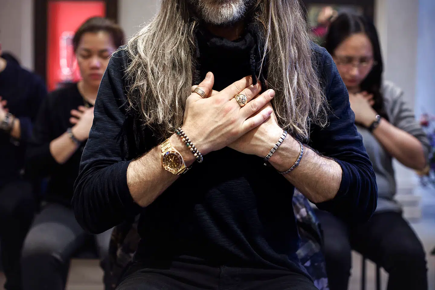 Mads Kornerup og de ansatte i Shamballa Jewels har obligatorisk meditation på arbejdspladsen.