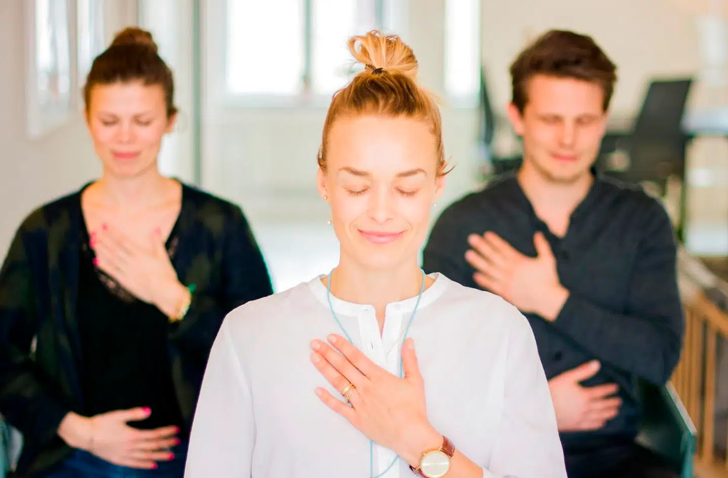 Marie Louise Strøyberg laver meditations- og vejrtræningsøvelser på virksomheder.