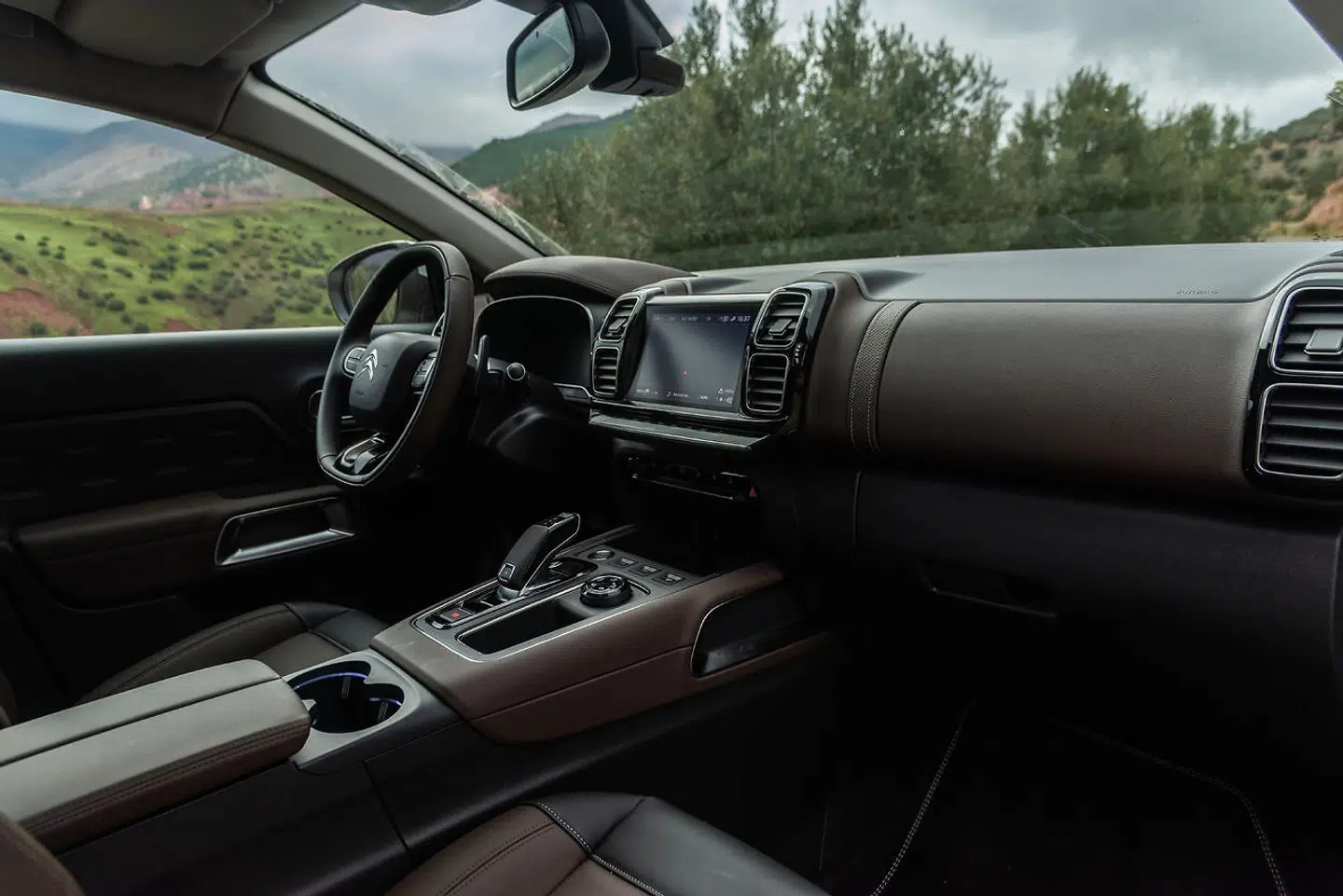 C5 Aircross fås udelukkende med digitalt display til speedometer og omdrejningstæller, og kabineoplevelsen er både ergonomisk og æstetisk velfungerende. Men forvent ikke luksusvognmaterialer i de billigere udgaver.