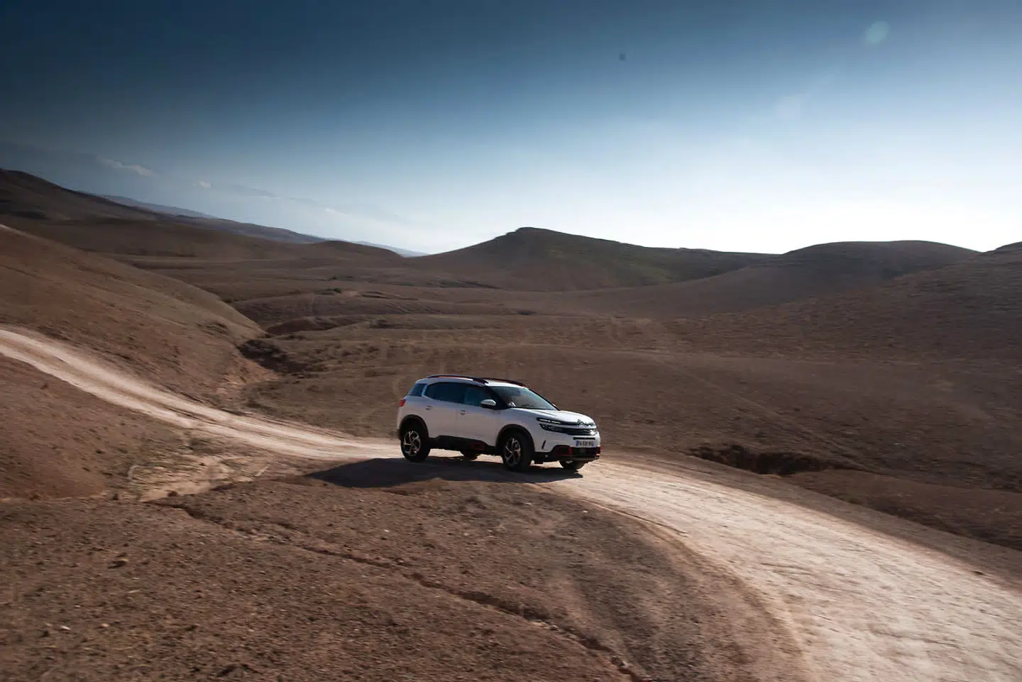 I Marokko kan en asfaltvej lynhurtigt forvandle sig til en jordvej, men det er den slags, Citroën C5 Aircross med sin hydaruliske affjedring excellerer i. Hvor brugbar netop den kvalitet er i Danmark, er så et helt andet spørgsmål.