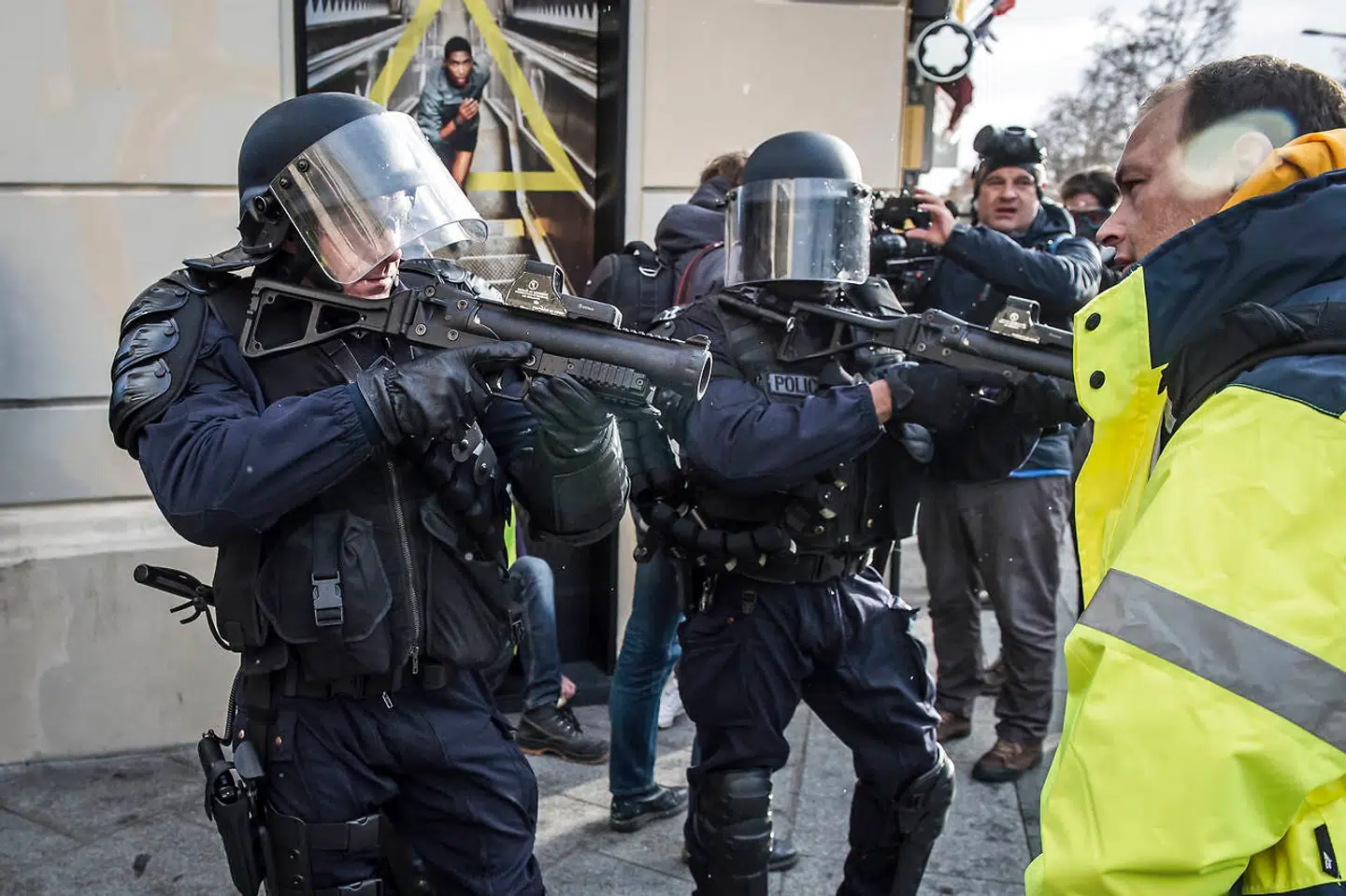 Protestbevægelsen Gule Veste demonstrerer omkring Triumfbuen i Paris. Den franske nationalsang lyder, mens tåregasgranater bliver skudt afsted fra et presset fransk politi.