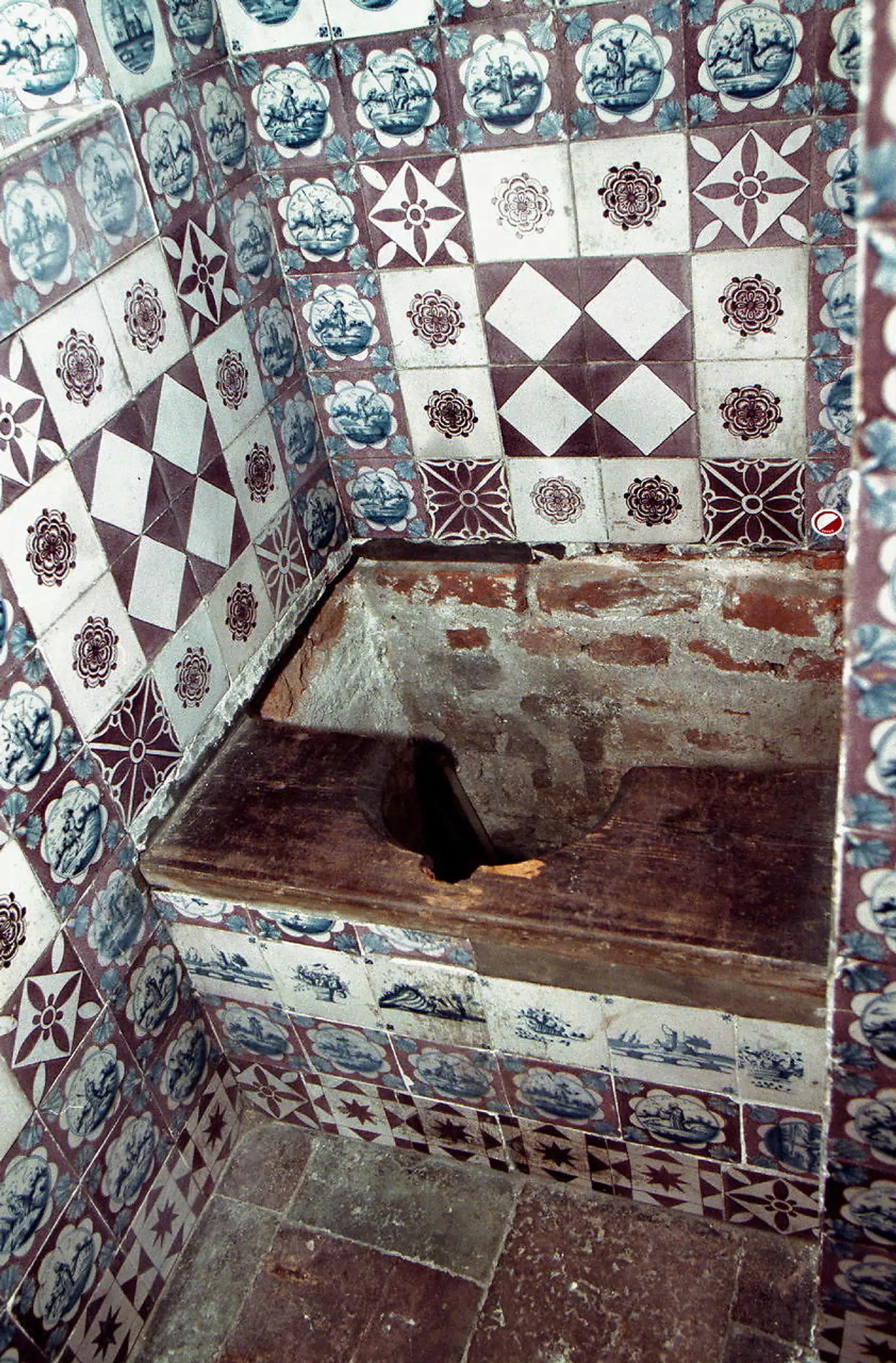 Christian d. 4.s toilet på Rosenborg. Det varede nogle hundrede år, før pøblen fik adgang til et skylletoilet. Der har altid været magt i at have et godt lokum, mener en formidlingsinspektør ved Nationalmuseet.