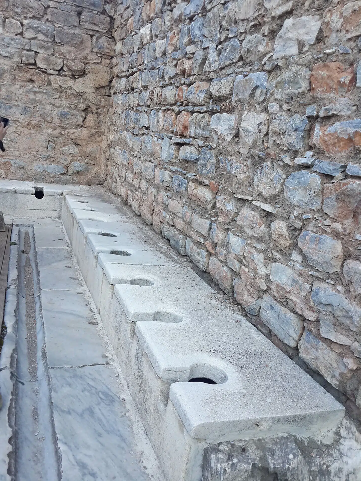 Er trenden på vej tilbage til som i det gamle Rom, hvor høj og lav mødtes til en gang snak og fælles-toiletbesøg? I øvrigt tørrede man sig bagefter med en svamp i en spand vand eller eddike. Den var til fælles brug. I Danmark brugte man i tidligere tider grankogler (av) eller mos, fortæller formidlingsinspektør på Nationalmuseet, Andreas Tolstrup. Det var først i begyndelsen af det 20. århundrede, at decideret toiletpapir blev almindeligt.