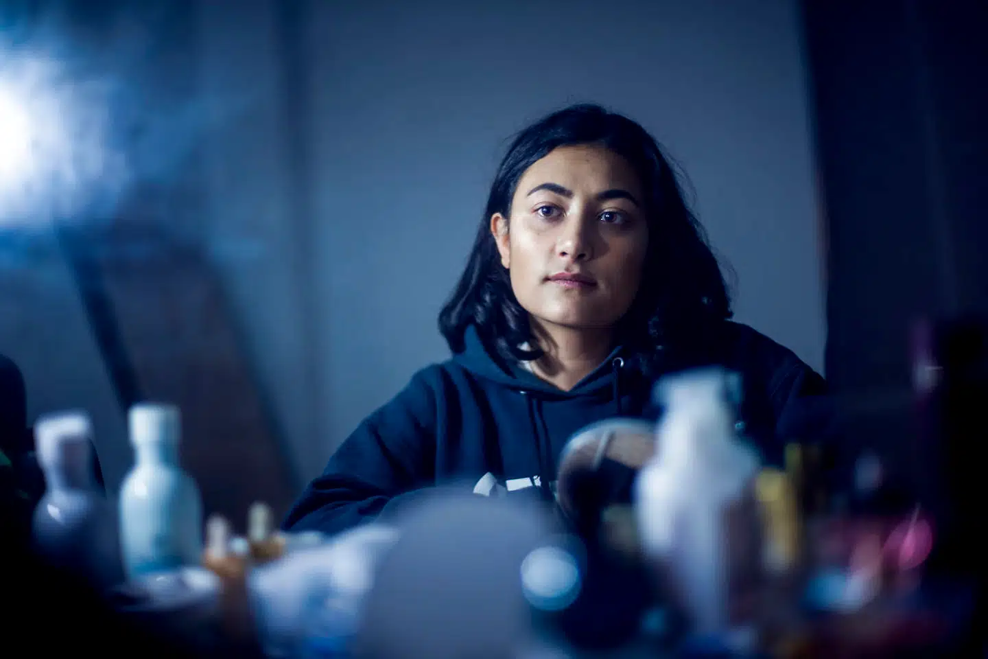 Mona El-jerbi er en af de mange unge piger, der har været til psykolog på et tidspunkt i deres liv. Hun kan godt mærke, at det kan være hårdt at være ung i dag, og derfor overrasker det hende ikke, at næsten hver anden pige på hendes egen alder har fået hjælp af en psykolog.