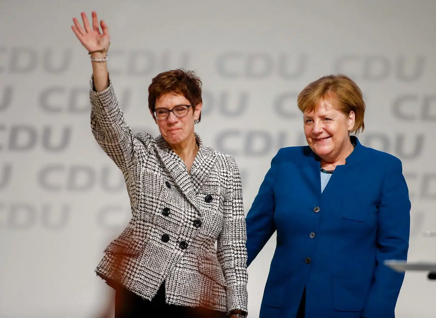 Annegret Kramp-Karrenbauer (tv) overtager posten som formand for CDU i Tyskland efter Angela Merkel. Der venter hende en lang række store udfordringer. (Photo by Odd ANDERSEN / AFP)