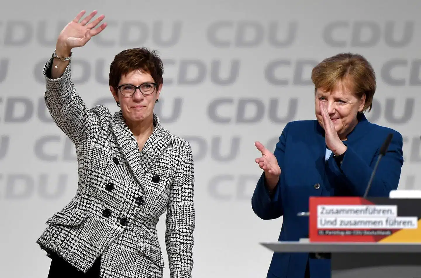 Annegret Kramp-Karrenbauer vinker til sine CDU-partifæller efter at være blevet valgt som ny partileder.